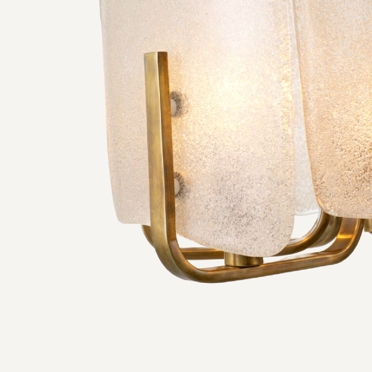 Lustre doré et verre soufflé
