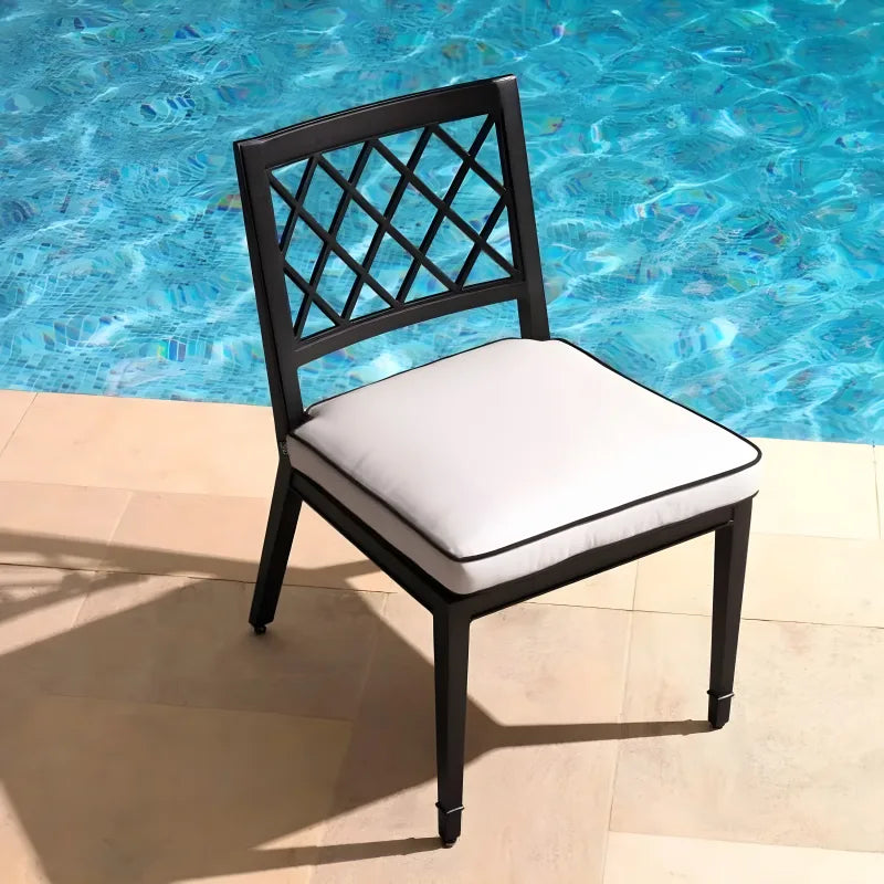 Chaise extérieure noire et blanche