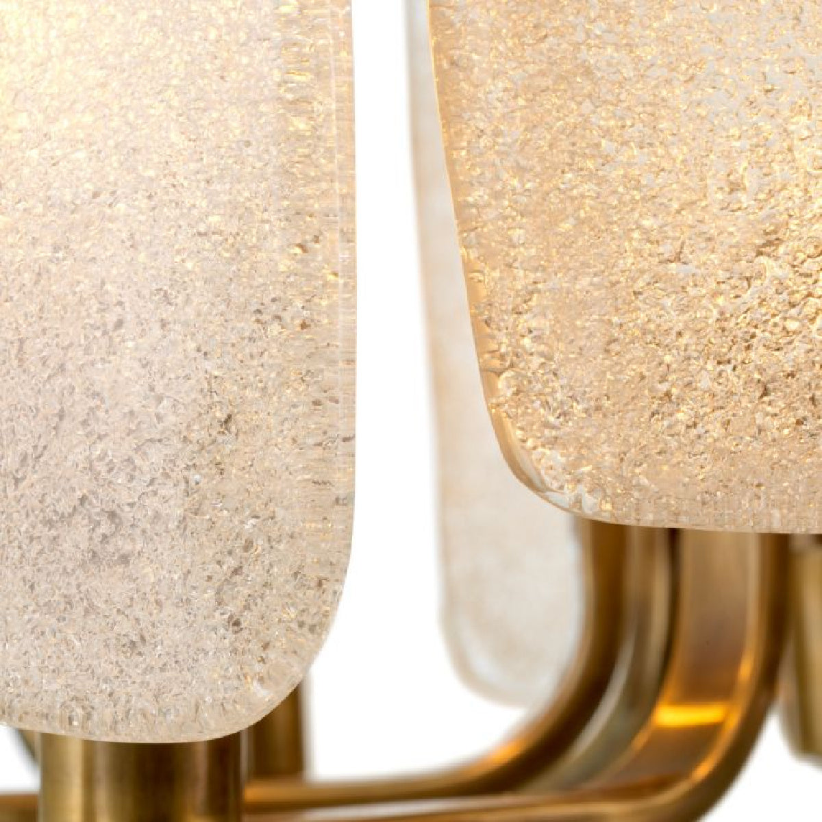 Lustre doré et verre soufflé