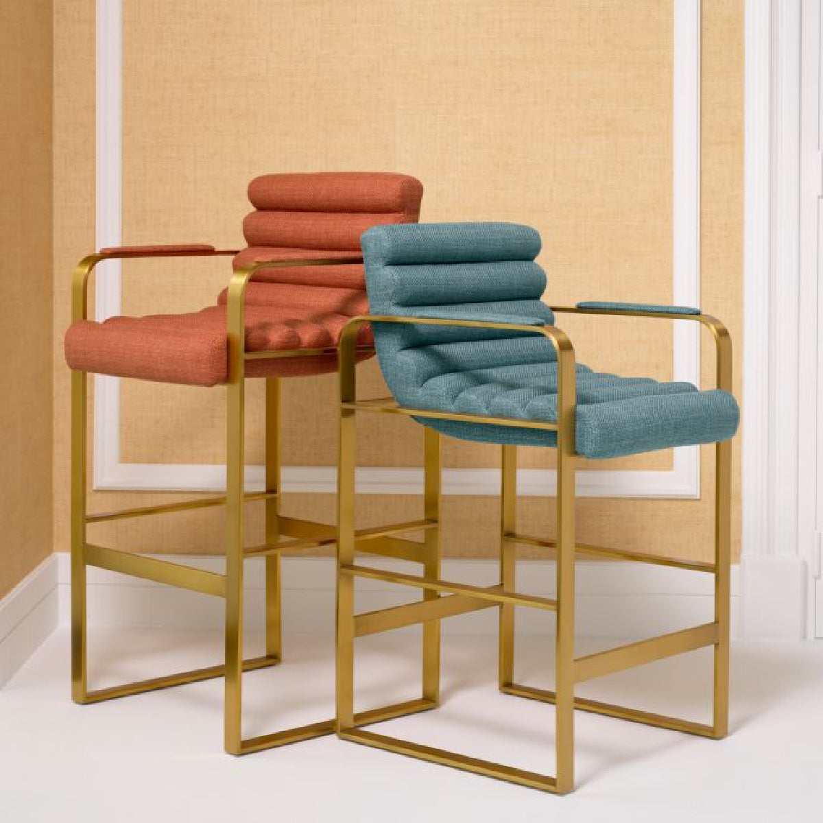 Chaise de bar dorée en tissu orange