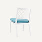 Chaise extérieure blanche et bleu minéral