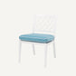 Chaise extérieure blanche et bleu minéral