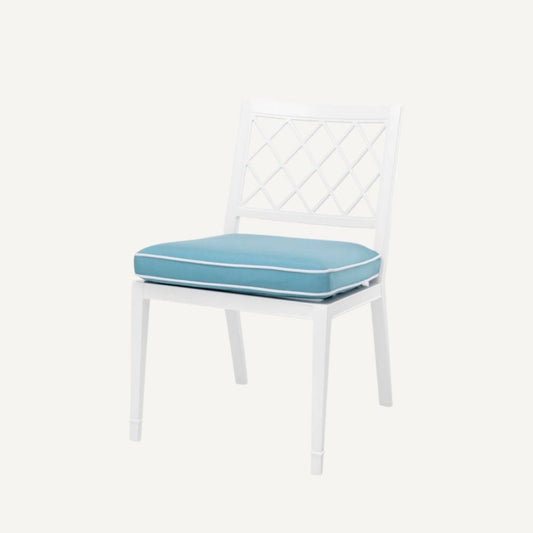 Chaise extérieure blanche et bleu minéral
