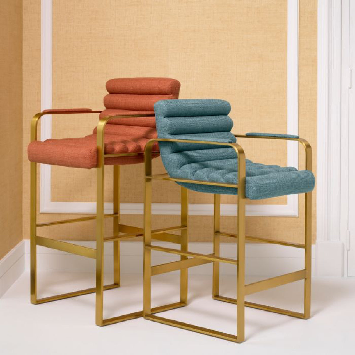 Chaise de comptoir dorée en tissu bleu
