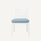 Chaise extérieure blanche et bleu minéral