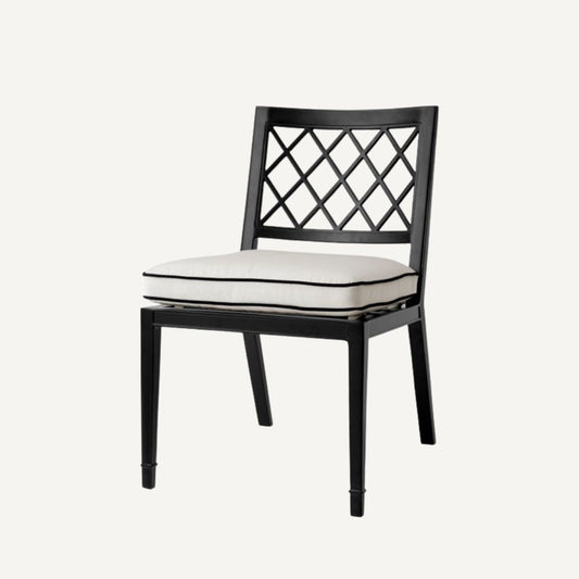 Chaise extérieure noire et blanche