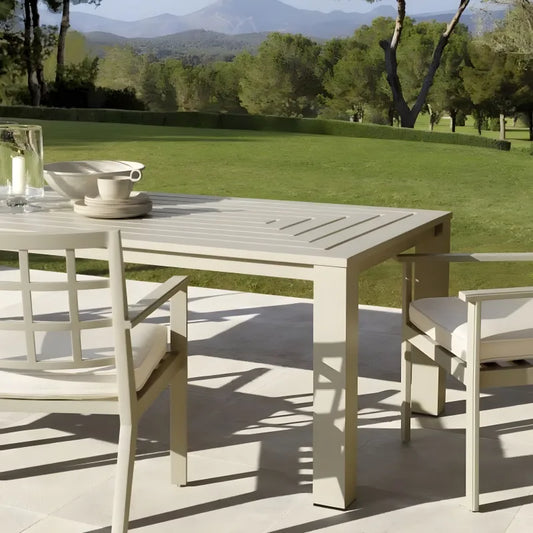 Table extérieure en métal sable